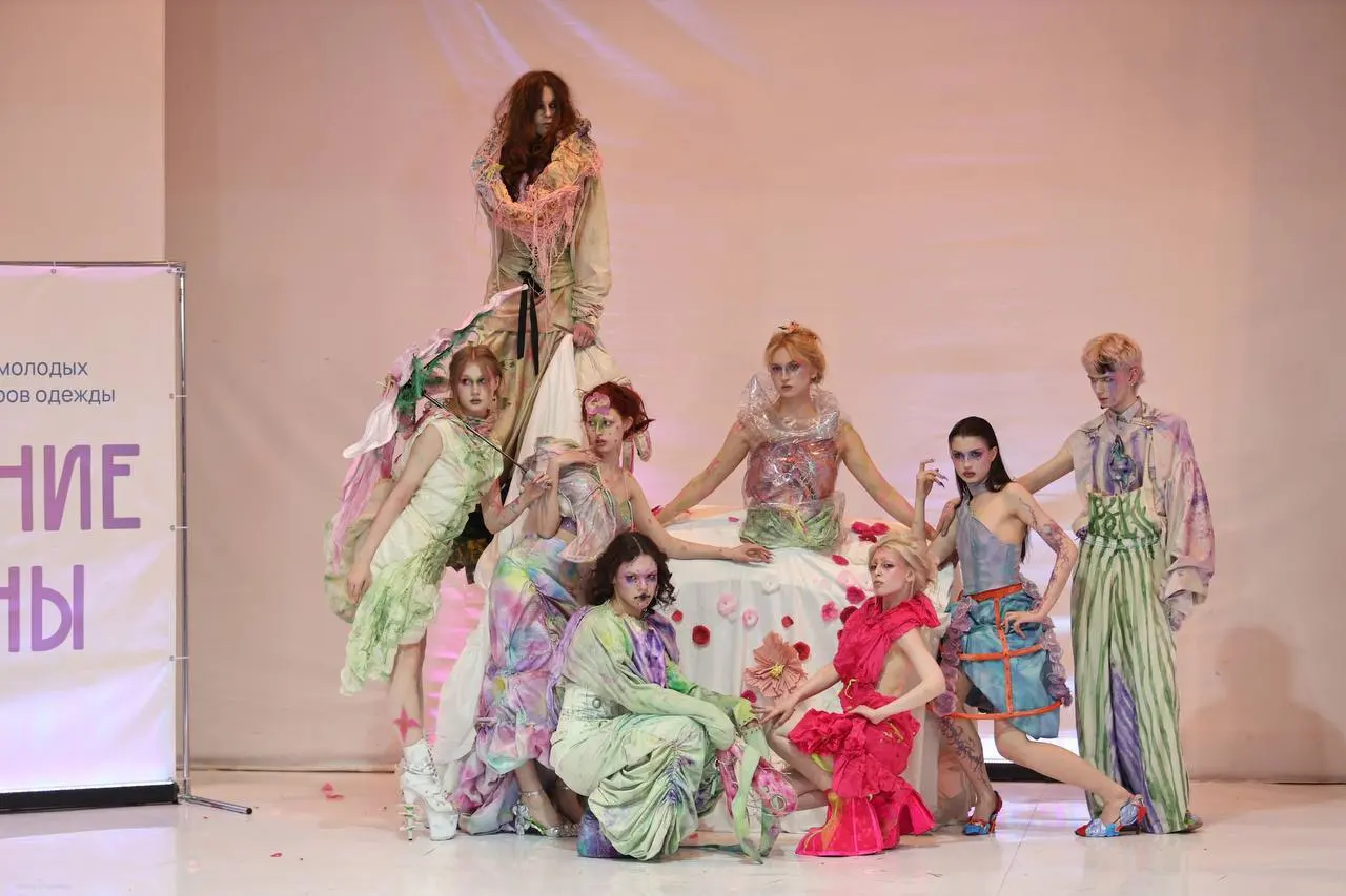 DRAMA QUEEN — групповая сцена на подиуме в пастельных костюмах